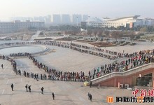 南财大学生“进攻”图书馆,场面壮观堪比春运